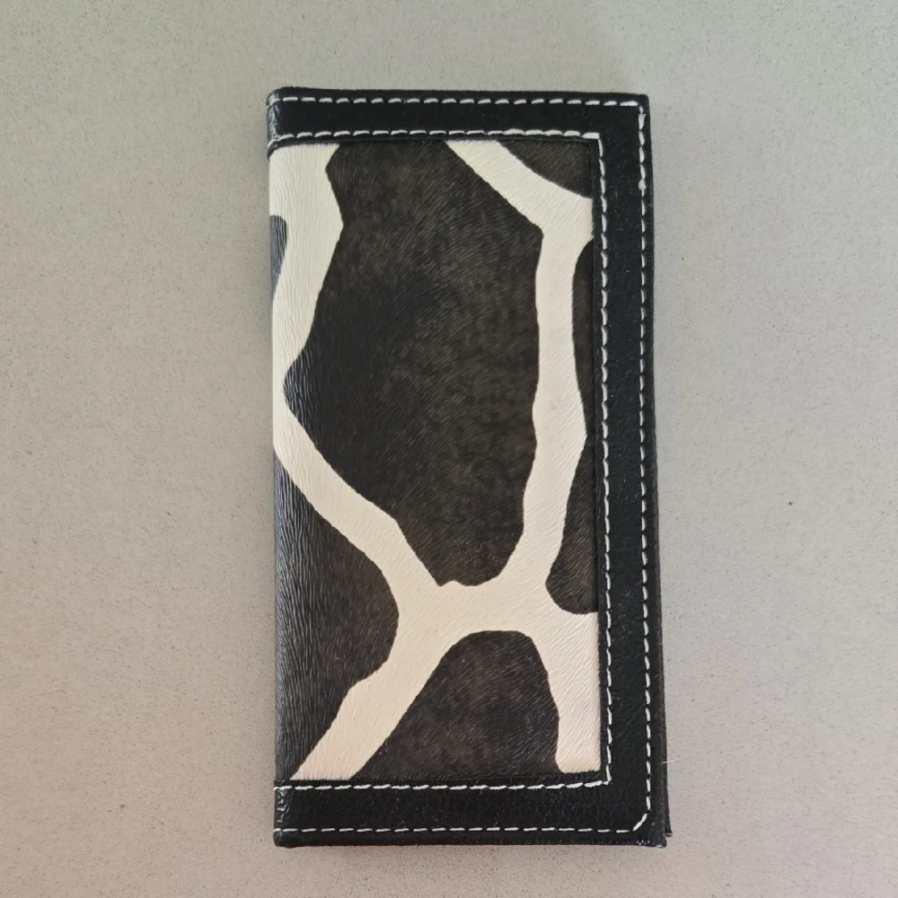 NWOT Stylish Giraffe Pattern Checkbook Cover - Picture 1 of 3